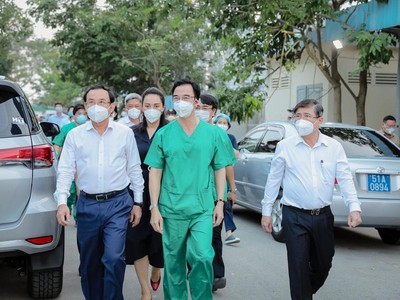 Ông Nguyễn Văn Nên, Bí thư thành ủy TP.HCM (bên trái), ông Nguyễn Thành Phong, Chủ tịch UBND TP.HCM (bên phải) đến thăm Trung tâm Hồi sức tích cực người bệnh Covid-19 trực thuộc Bệnh Viện Bạch Mai, tại TP.HCM.