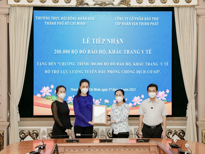 Chủ tịch HĐND TPHCM Nguyễn Thị Lệ trao thư cám ơn Tập đoàn Vạn Thịnh Phát