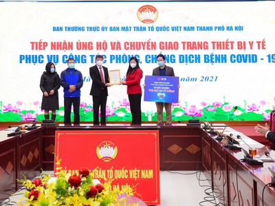 Đại diện SCB trao tặng xe xét nghiệm tại TP.Hà Nội.