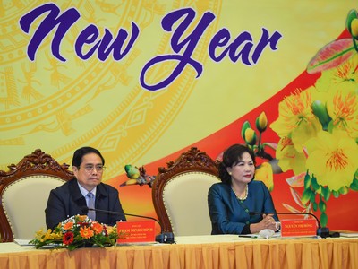 Thủ tướng Phạm Minh Chính và Thống đốc Ngân hàng Nhà nước Việt Nam Nguyễn Thị Hồng tại buổi thăm và chúc Tết ngành Ngân hàng. 