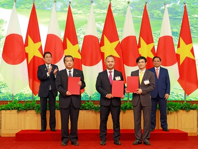 Thủ tướng Phạm Minh Chính và Thủ tướng Kishida Fumio chứng kiến đại diện ba doanh nghiệp VietCredit, Hitachi và VietnamPost trao đổi văn bản MOU