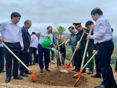 Chủ tịch nước Nguyễn Xuân Phúc tham gia trồng vườn cây mắc ca tại xã Nà Nhạn (Thành phố Điện Biên Phủ, tỉnh Điện Biên)