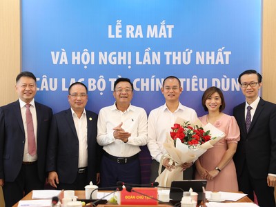 Tổng Thư ký Hiệp hội Ngân hàng Nguyễn Quốc Hùng chụp ảnh lưu niệm cùng Ban chủ nhiệm Câu lạc bộ Tài chính tiêu dùng nhiệm kỳ I 