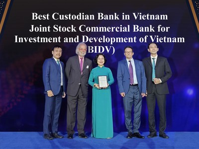 Đại diện BIDV nhận Giải thưởng “Ngân hàng Lưu ký - Giám sát tốt nhất Việt Nam năm 2023”