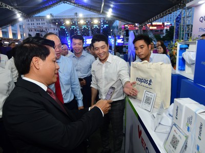 Phó Thống đốc NHNN trải nghiệm thanh toán tại Lễ hội không tiền mặt – Cashless Town