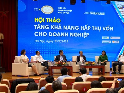 Phó tổng giám đốc BIDV Trần Long (ngoài cùng bên phải) chia sẻ thông tin tại Hội thảo “Tăng khả năng hấp thụ vốn cho doanh nghiệp”