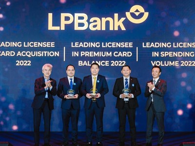 Đại diện LPBank, ông Nguyễn Văn Thùy - Phó chủ tịch thường trực HĐQT (ở giữa), ông Nguyễn Đình Ngân - PGĐ Phụ trách Khối Ngân Hàng Số (thứ hai từ trái sang) và ông Nguyễn Thanh Bình - Trưởng phòng Vận hành Ngân Hàng Số Khối CNTT (thứ hai từ phải sang) nhận giải thưởng của JCB trao tặng.
