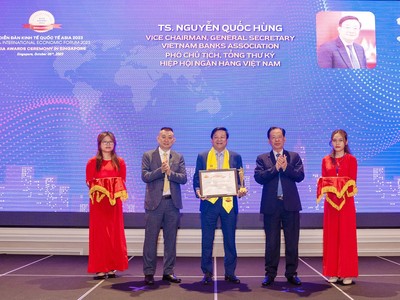 TS. Nguyễn Quốc Hùng, Phó Chủ tịch kiêm Tổng Thư ký Hiệp hội Ngân hàng Việt Nam đã được Ban tổ chức vinh danh với giải thưởng “Nhà lãnh đạo xuất sắc châu Á 2023”.