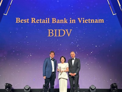 Bà Nguyễn Thị Quỳnh Giao, Phó Tổng Giám đốc BIDV, đại diện Ngân hàng nhận giải thưởng từ The Asian Banker