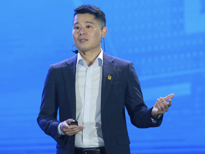 Ông Nguyễn Hoàng Long, Phó tổng giám đốc NAPAS trình bày tại Hội thảo.