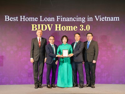 Đại diện BIDV nhận giải thưởng Sản phẩm vay nhà ở tốt nhất Việt Nam