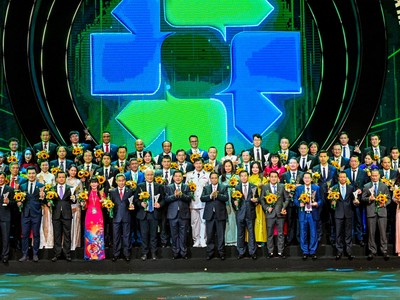 Thủ tướng Chính phủ Phạm Minh Chính cùng Bộ trưởng Bộ công thương Nguyễn Hồng Diên - Chủ tịch Hội đồng THQG Việt Nam chụp ảnh lưu niệm với đại diện các doanh nghiệp được vinh danh THQG lần thứ 9.