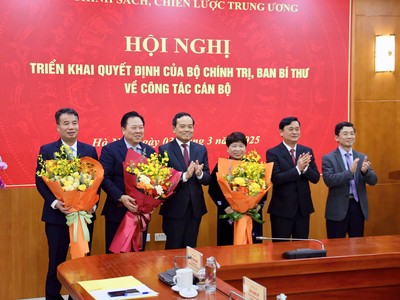 Các tân Phó Trưởng Ban Chính sách, chiến lược Trung ương nhận hoa chúc mừng của lãnh đạo Ban Chính sách, chiến lược Trung ương