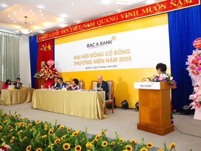 Bà Thái Hương, Phó chủ tịch Hội đồng Quản trị, Tổng giám đốc BAC A BANK phát biểu tại ĐHĐCĐ.