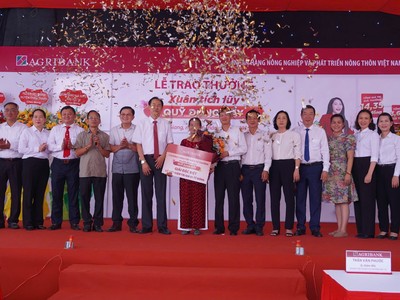 Các đại biểu chụp ảnh lưu niệm cùng khách hàng trúng giải Đặc biệt
