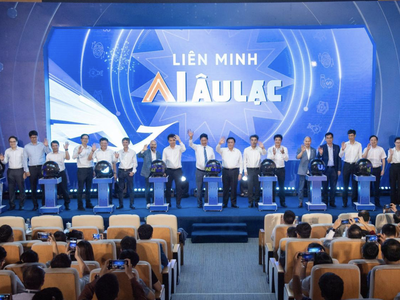 Các thành viên Liên minh AI Âu Lạc thực hiện nghi thức ra mắt trong sự kiện sáng ngày 20/6