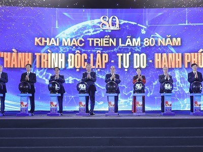 Các đồng chí lãnh đạo Đảng, Nhà nước thực hiện nghi thức khai mạc Triển lãm “80 năm Hành trình Độc lập - Tự do - Hạnh phúc” - Ảnh: VGP/Nhật Bắc