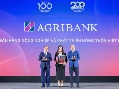 Đại diện Ngân hàng Nông nghiệp và Phát triển Nông thôn Việt Nam nhận vinh danh tại Lễ công bố