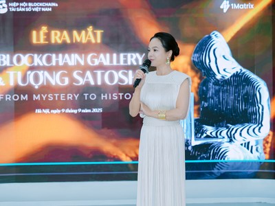 Bà Nguyễn Vân Hiền, Phó chủ tịch kiêm Tổng Thư ký, Hiệp hội Blockchain và Tài sản số Việt Nam chia sẻ về Tượng Satoshi tại Việt Nam - biểu tượng văn hóa phi tập trung và khát vọng đổi mới sáng tạo.