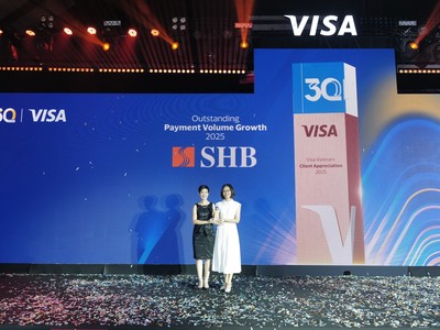 Đại diện SHB nhận giải thưởng vinh danh “Ngôi sao tăng trưởng thẻ năm 2025”
