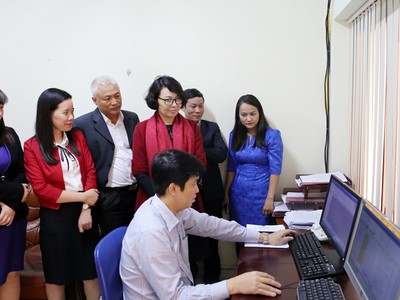 Tổng Giám đốc BHXH Việt Nam Nguyễn Thị Minh cùng lãnh đạo Vụ Pháp chế, Trung tâm Công nghệ thông tin kiểm tra hoạt động của hệ thống "Một cửa điện tử tập trung” trước khi chính thức vận hành