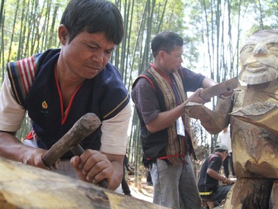 Hồn thiêng “đại ngàn” tái hiện trong nét điêu khắc gỗ Tây Nguyên
