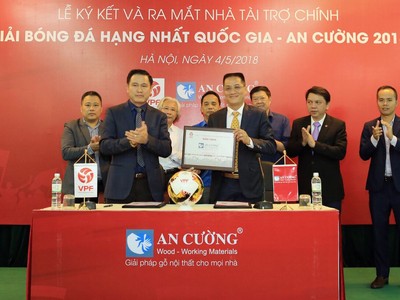 Ông Lê Đức Nghĩa, Chủ tịch HĐQT Công ty cổ phần Gỗ An Cường cùng (bên phải) và ông Trần Anh Tú, Tổng Giám đốc VPF, Trưởng Ban tổ chức  Giải hạng Nhất Quốc gia 2018  tại buổi ký kết và ra mắt nhà tài trợ chính.