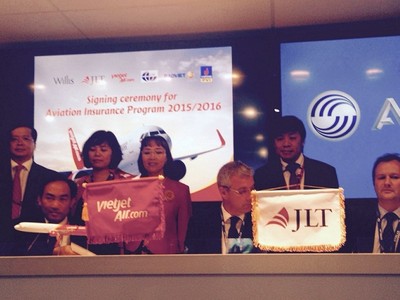 Ông Trần Thiết Hà – Giám đốc Ban bảo hiểm Dầu khí - Hàng không Tổng Công ty Bảo hiểm Bảo Việt tại lễ ký thỏa thuận cung cấp dịch vụ bảo hiểm cho Vietjet Air - Paris Air Show 2015 