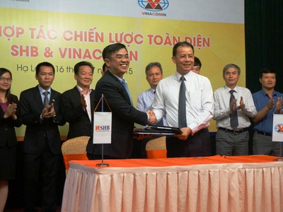 Ông Nguyễn Văn Lê, Tổng giám đốc SHB và ông Đặng Thanh Hải, Tổng giám đốc Vinacomin ký thỏa thuận hợp tác
