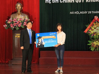 Ông Đào Đình Thi trao học bổng "Bảo Việt - Niềm tin thắp sáng tương lai" cho đại diện các em sinh viên trường HVTC