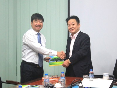 Ông Đỗ Quang Hiển, Chủ tịch HĐQT BSH trao quyết định bổ nhiệm cho ông Lưu Thanh Tâm