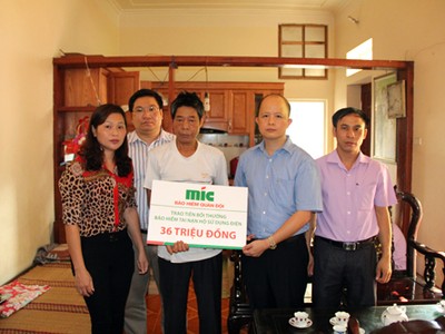 MIC trao bồi thường bảo hiểm tai nạn hộ sử dụng điện   