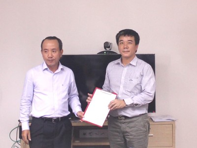 Chủ tịch IAV Phan Kim Bằng (bên trái) trao quyết định bổ nhiệm cho ông Ngô Trung Dũng
