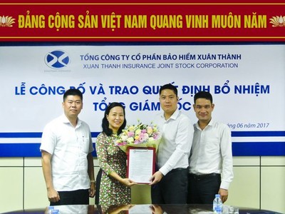 Ông Nguyễn Văn Thùy, Chủ tịch HĐQT , ông Đoàn Nguyên Ngọc, Phó chủ tịch HĐQT và ông Nguyễn Chí Kiên, Trưởng Ban Kiểm soát (ngoài cùng bên phải) chúc mừng Tân Tổng giám đốc 