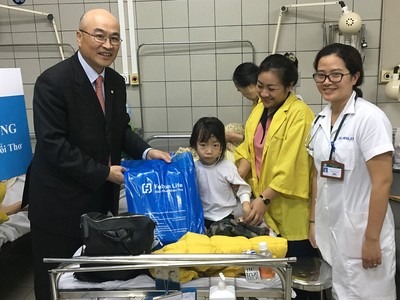 Fubon Life Việt Nam chia sẻ với bệnh nhi 