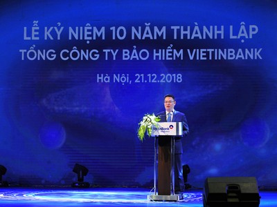Ông Trần Minh Bình, Tổng giám đốc VietinBank chúc mừng và biểu dương VBI
