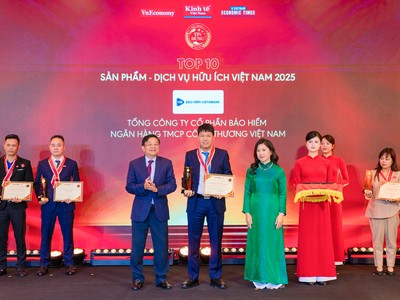 Đại diện Lãnh đạo Bảo hiểm VietinBank (VBI) nhận bằng khen và cúp của Ban tổ chức