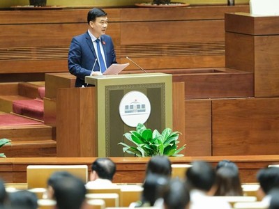 Chủ nhiệm Ủy ban Kinh tế của Quốc hội Vũ Hồng Thanh trình bày Báo cáo giải trình, tiếp thu, chỉnh lý dự thảo Luật Kinh doanh bảo hiểm (sửa đổi) chiều 27/5.