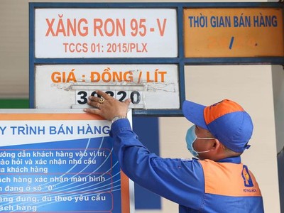 Ngày 23/5, giá bán lẻ xăng trong nước tăng thêm gần 700 đồng/lít, dao động ở mức trên dưới 30.000 đồng/lít.