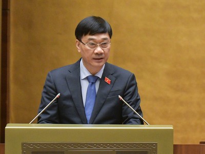 Ủy viên Ủy ban Thường vụ Quốc hội, Chủ nhiệm Ủy ban Kinh tế của Quốc hội Vũ Hồng Thanh trình bày Báo cáo giải trình, tiếp thu, chỉnh lý dự thảo Luật Đất đai (sửa đổi) sáng 3/11 (Ảnh: quochoi.vn)