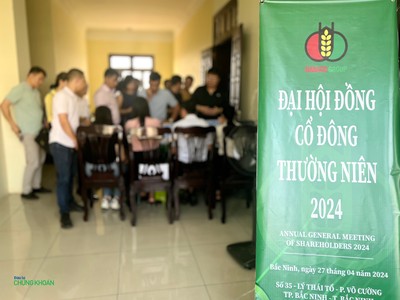 Cổ đông làm thủ tục đăng ký dự ĐHĐCĐ 2024 của Dabaco tại TP Bắc Ninh sáng 27/4 (Ảnh: M.Minh)