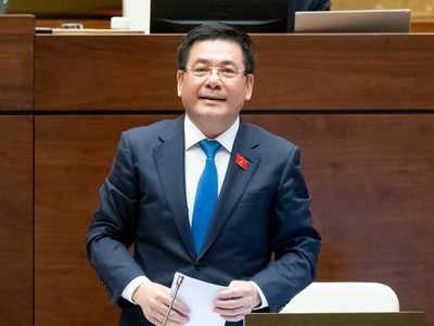 Bộ trưởng Bộ Công thương Nguyễn Hồng Diên trả lời chất vấn tại Quốc hội chiều 4/6.