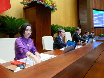 Đại biểu Quốc hội ấn nút thông qua Nghị quyết chiều 8/6