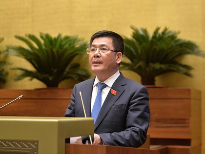 Bộ trưởng Bộ Công thương Nguyễn Hồng Diên trình bày dự án Luật Điện lực (sửa đổi) chiều 21/10 (Ảnh: quochoi.vn)