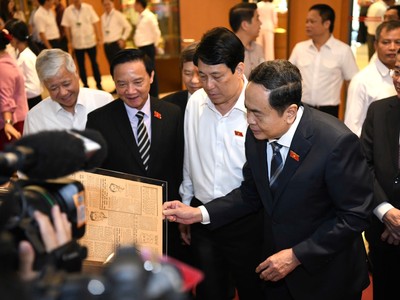 Chủ tịch nước Lương Cường và Chủ tịch Quốc hội Trần Thanh Mẫn (người thứ 3,4 từ trái sang) tham quan triển lãm Nhật báo Quốc hội sáng 23/10 (Ảnh: Như Ý)