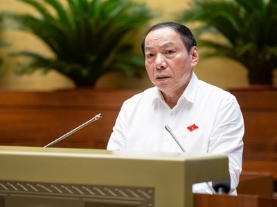 Bộ trưởng Bộ Văn hoá Thể thao và Du lịch Nguyễn văn Hùng trình bày dự thảo Chương trình sáng 1/11.