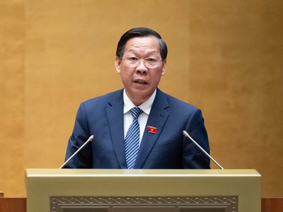 Ông Phan Văn Mãi - Chủ nhiệm Ủy ban Kinh tế và Tài chính báo cáo trước Quốc hội (Ảnh: Cổng TTĐT Quốc hội)