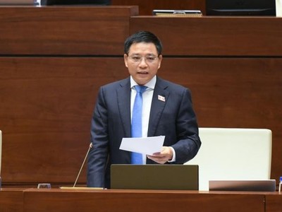 Bộ trưởng Bộ Tài chính Nguyễn Văn Thắng trả lời chất vấn của đại biểu Quốc hội sáng 19/6 (Ảnh: QH)