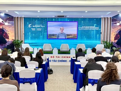 Bà Justine Aroll - Giám đốc điều hành chiến lược thương mại tại Fonterra trình bày tham luận tại Hội thảo sáng 27/6 bằng hình thức trực tuyến từ New Zealand (Ảnh: Chí Cường)