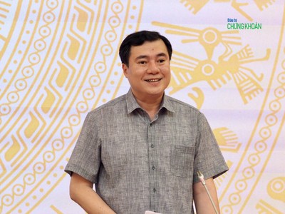 Thứ trưởng Bộ Công Thương Nguyễn Sinh Nhật Tân cung cấp thông tin về việc về quản lý thuế đối với hoạt động thương mại điện tử chiều 3/7 (Ảnh: M. Minh)